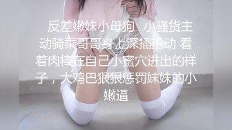 风骚小少妇露脸近距离让小哥玩逼给狼友看，扩阴器撑开看子宫，筷子往里捅，多道具抽插玩弄尿尿给你看好骚啊