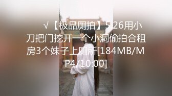 龙哥探花3P极品小骚货，露脸让小哥抱着亲小嘴吃奶子玩弄，口活按摩棒玩阴蒂揉骚奶子，按在电脑桌前爆草续