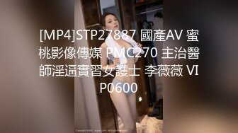 美女网红穿着白内丁字裤玩自拍