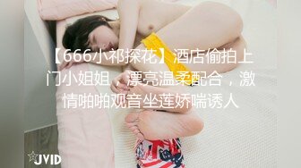 商场女厕全景偷拍漂亮的白虎妹子没想到还是个白虎