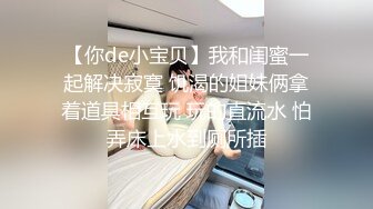 奔驰哥花8万泡到了漂亮学生妹，天气好带出去车震野外啪啪车，外行人不时路过真是刺激