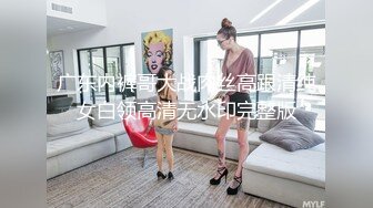 黑丝熟女阿姨偷情 边操边跟闺蜜语音聊天 屁眼塞着肛塞 被无套猛怼稀毛鲍鱼肥 强忍着不叫出来