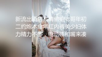 骚妈带着两个女儿一起大秀直播，全程露脸好刺激，黑丝情趣装诱惑