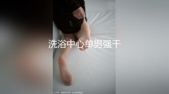 露出达人，车内空间太小，让女友赤裸趴在车头，肆意疯狂后入！