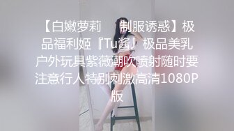 巨乳蜜桃妹穿着暴露水果市场勾引卖水果的摊贩问他想不想吃蜜桃然后开房快活