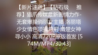 【常州小夫妻】喜爱露出，路边口叫被出租车停下来欣赏，找个单男酒店操老婆，刺激！