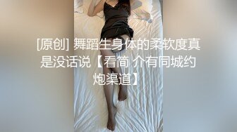 舞蹈系清纯眼镜小姐姐桃子大尺度秀，扭动小腰半脱下内裤，完美翘臀跪椅子上摆弄，特写手指揉搓粉穴抠入