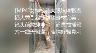 《极品CP魔手外购》潜入女厕赤裸裸拍脸拍逼各种美女小姐姐方便~有惊喜小妹子看黄片疯狂紫薇这手法没少自己玩 (5)