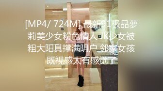 女子饰品店跟随抄底麻花辫黄裙漂亮美眉 穿着蕾丝边小内内 你拍漂亮脸脸 我拍性感屁屁