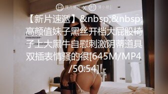 两个离异少妇开年就没男人干,互相舔、扣、挖弄,墙上贴着写真照