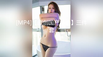 爆乳美女身材完美开档丝袜，柔软大奶子一直晃，浴室湿身翘起极品肥臀