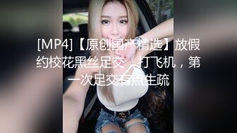 清纯小美女跟随其后偷拍尿尿 B毛好长