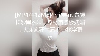 这个精致娇小美少妇真是骚劲十足啊，丰腴肉肉 吊带连体丝袜立马欲望沸腾，硬邦邦激情撞击翘臀抽送吟叫