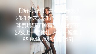 在公司上班的大美女，丰满圆脸，开直播玩王者荣耀玩得好开心，累了就大秀，揉奶尿尿，这对玉兔又大又饱满 爱死辣！