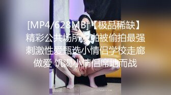 牛仔裤时尚小美女，清爽的吊带衣，偷窥她上厕所，小肥阴唇 可以~