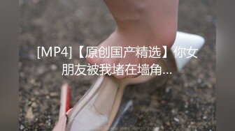 和老婆3P被草爽到紧紧抓住绿帽老公的手