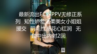 网吧里的小骚货全程露脸跑到公共卫生间里自慰，直接骑在马桶刷手柄上玩逼，嘴里叼着内裤坐插假阳具呻吟续