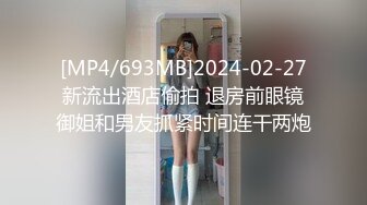 熟女少妇勾引大金链子男人回家肏逼，丝袜都给撕破，连手带扣骚逼，叫声骚骚的，干涸的阴洞终于有屌插入了！