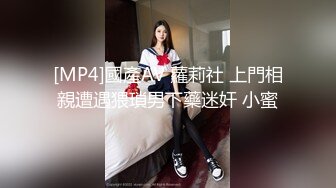 气质露脸哺乳期的小阿姨家里有人偷偷的跟狼友骚一下，互动撩骚漏出坚挺的大奶子挤奶水给狼友看，自己抠逼逼