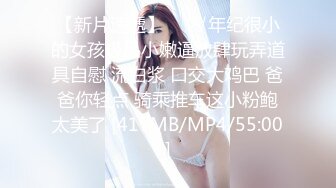 某办公楼厕所门板下看两位嫩妹纸