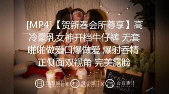 商场女厕全景偷拍蓝色牛仔裙妹妹轻轻擦穴毛毛很少